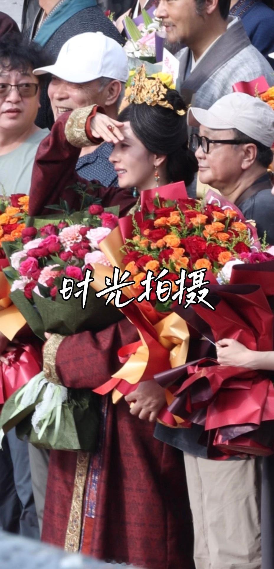 杨幂江山大同杀青大合照杨幂江山大同杀青捧花照 祝贺杨幂杀青快乐～ 