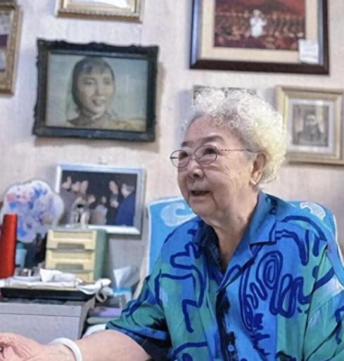 谁能想到啊！当年火遍全国的白毛女田华，每月稳稳拿着三万离休金，87岁放着舒坦日子