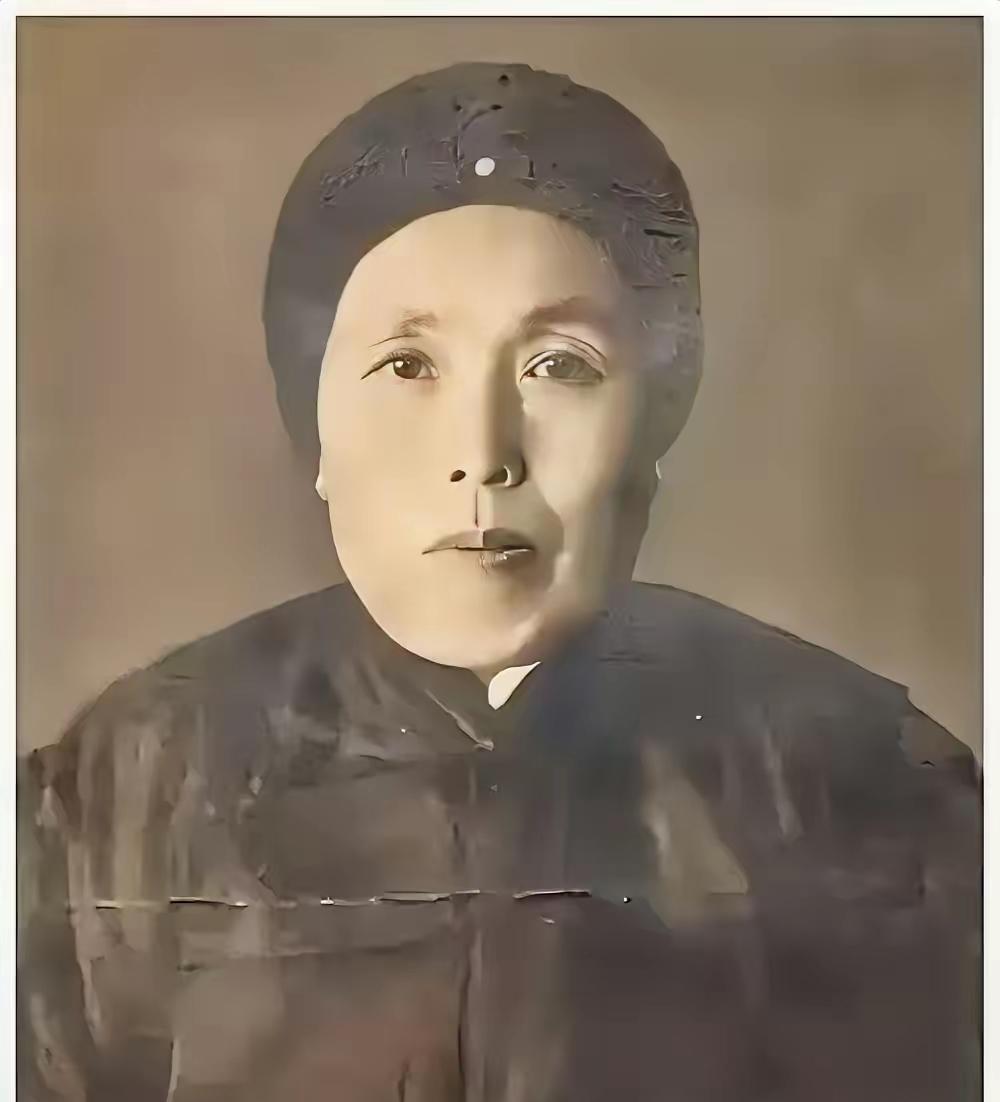 1891 年，16 岁的张作霖落难乞讨，孙寡妇看中了他，解开衣扣，掏出一块腰牌给