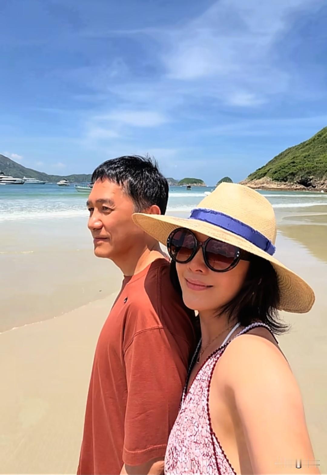 刘嘉玲和梁朝伟漫步在海滩