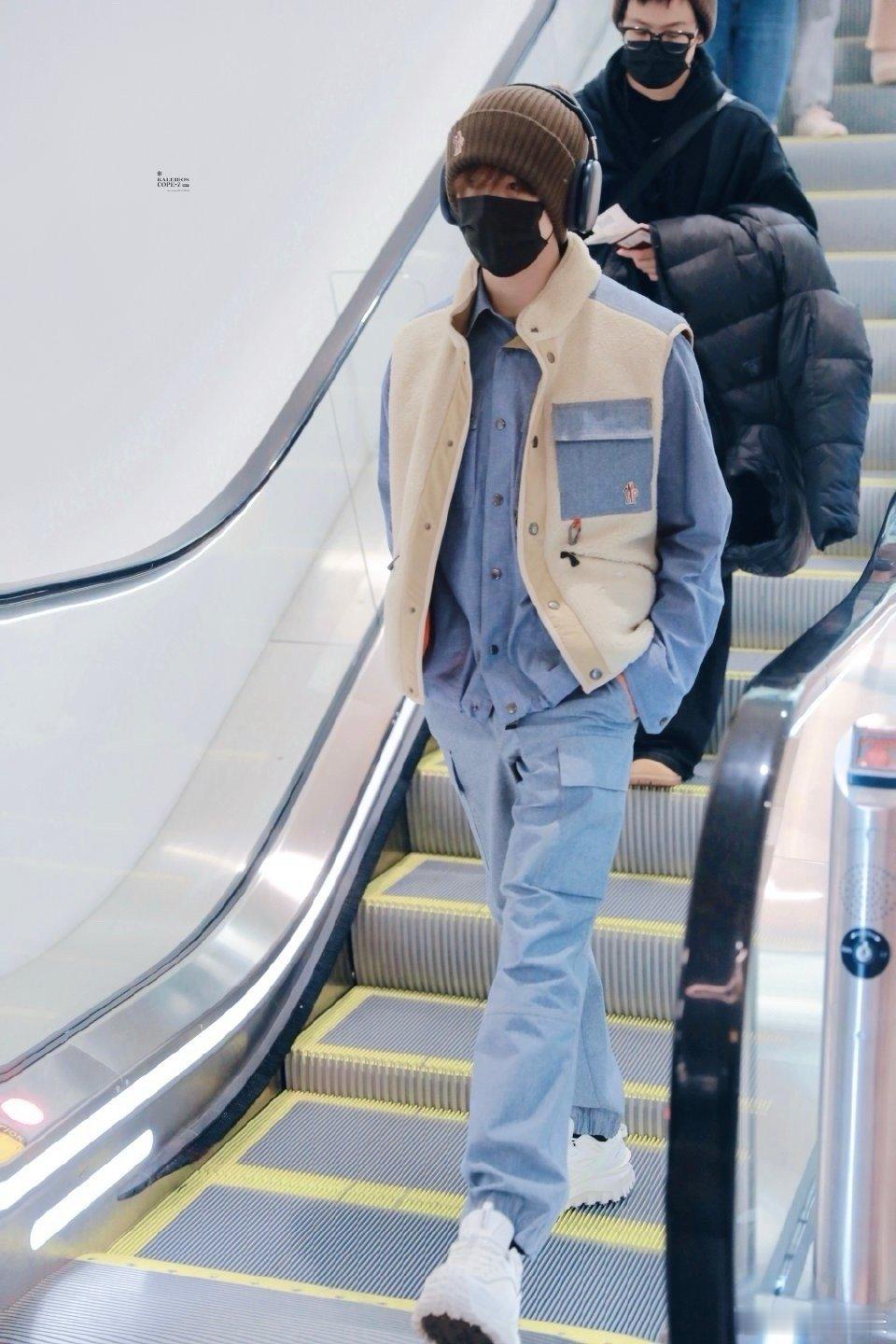 张康乐可baby可daddy 被张康乐的风格跨度圈粉了！清新蓝装宛如校园男主，暖