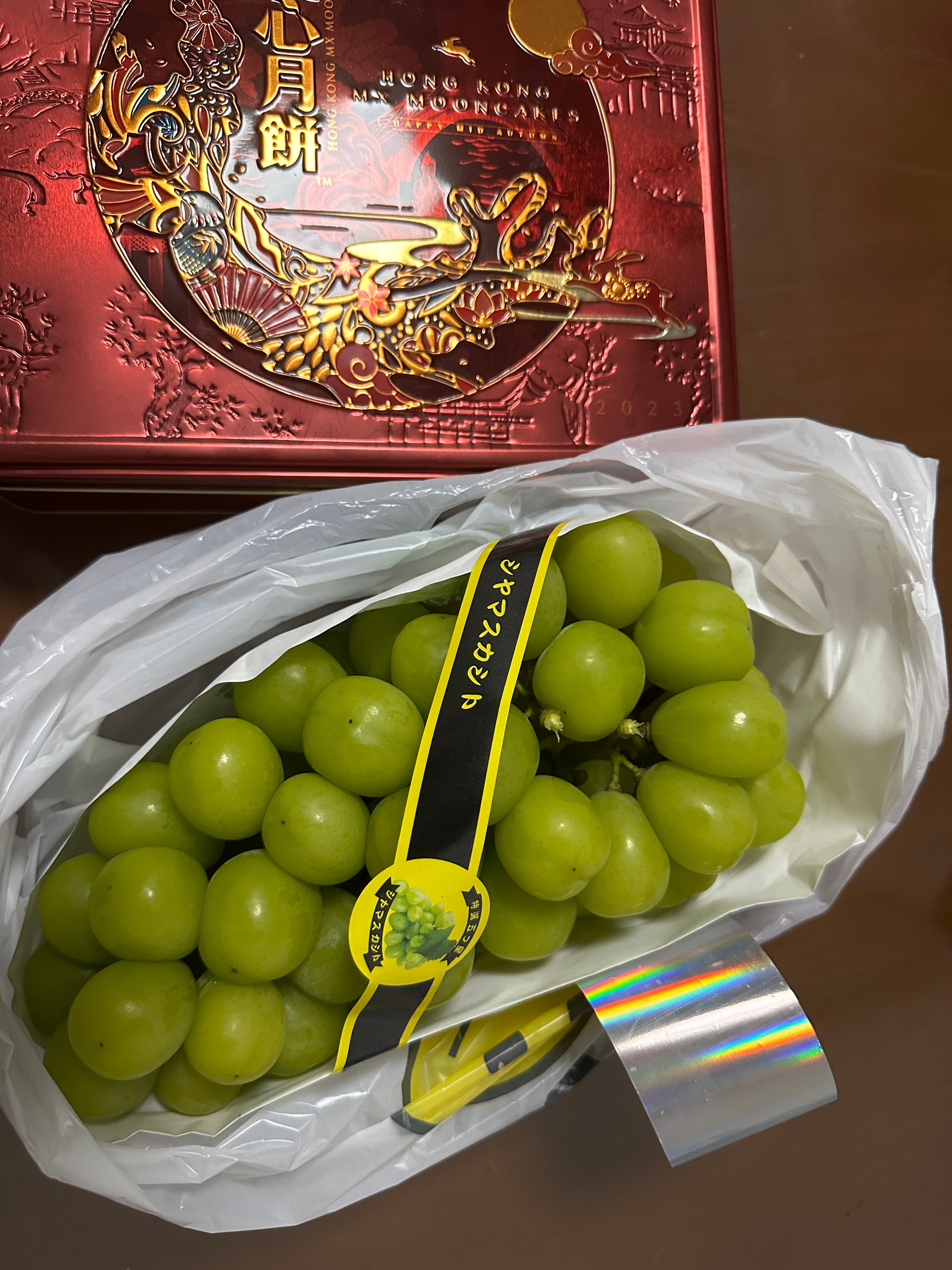 想着给父母买好点的水果……然后挑了个贵的葡萄，这串80多块钱………然后一点都不好