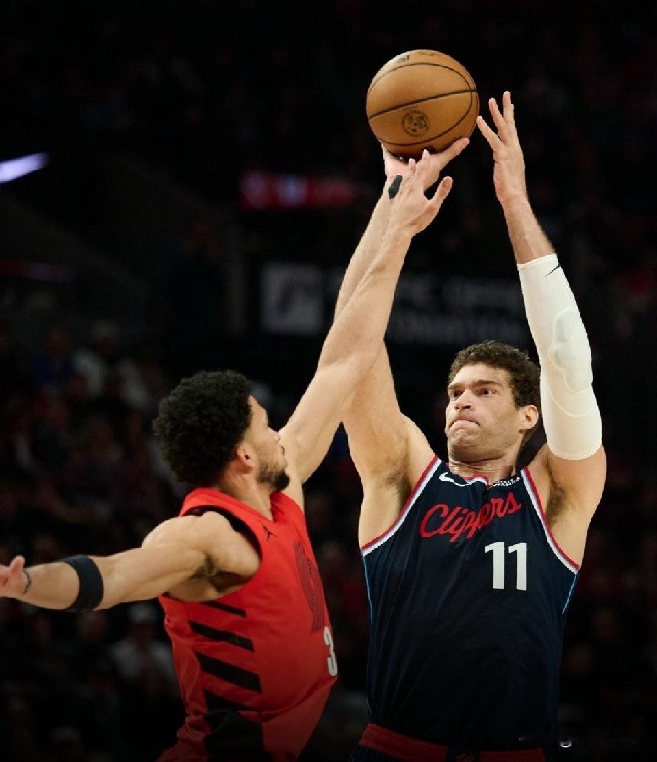 两支近期都有些小状况的球队在年终相遇，但火箭整场比赛都未曾落后过一秒钟。

湖人