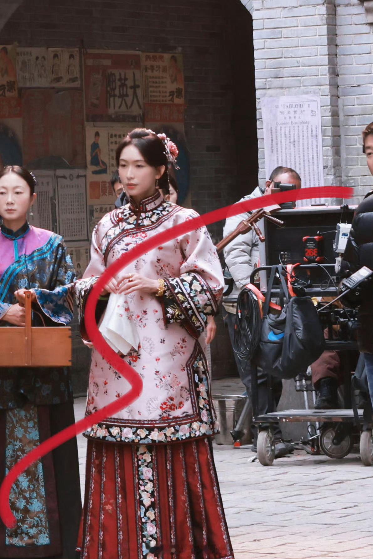 林志玲玉兰花开君再来路透，林志玲进组花开君再来了，演员林志玲上班不带娃了，她结婚