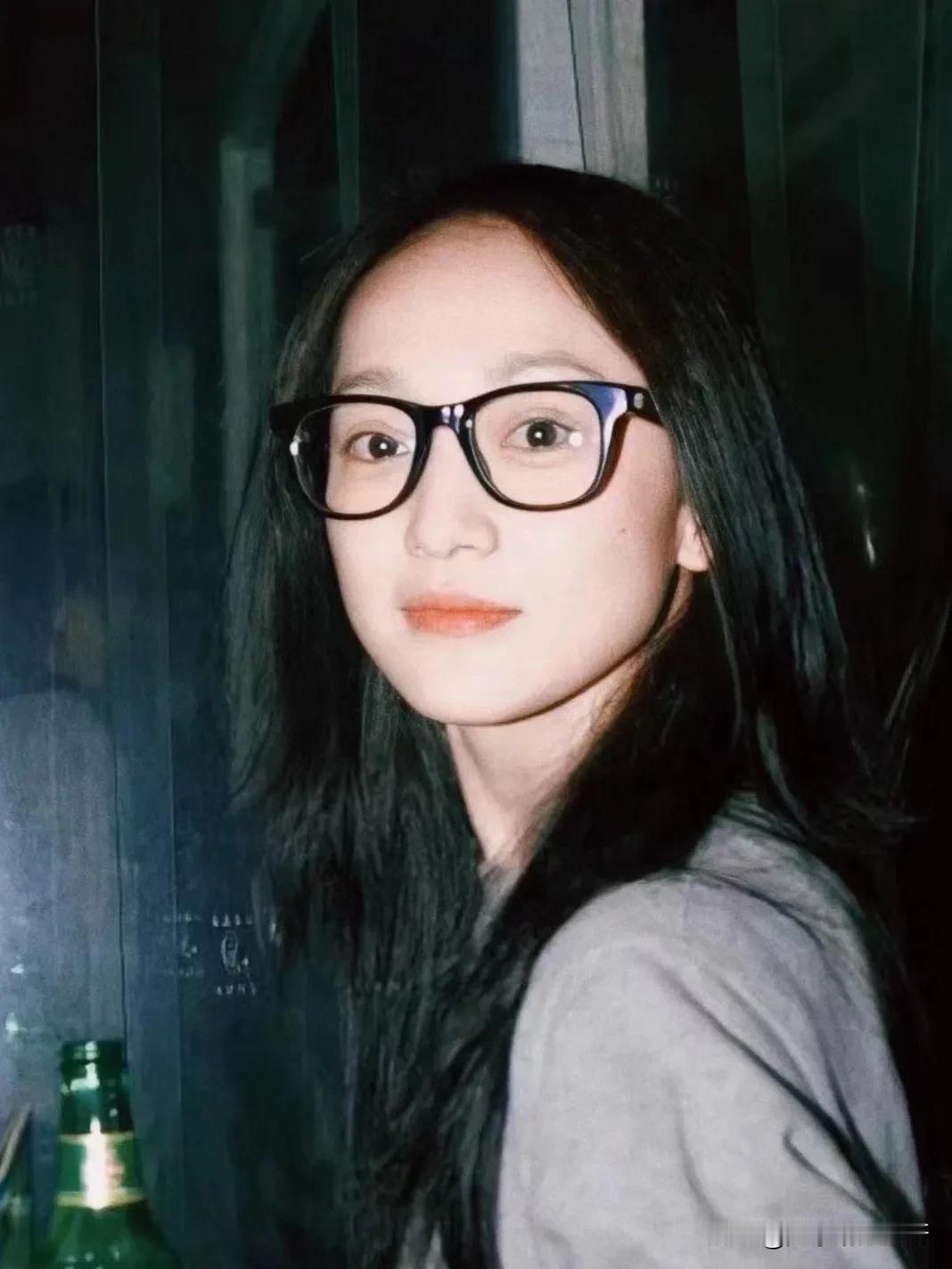 没有父母和家庭托举的女孩，觉醒的年纪大多不会太早，大抵在30-40之间，许多女生