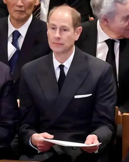 英国王子们的头顶基本寸草不生，他们闪亮的头顶照亮了全世界。
 
威廉从盛世美颜的