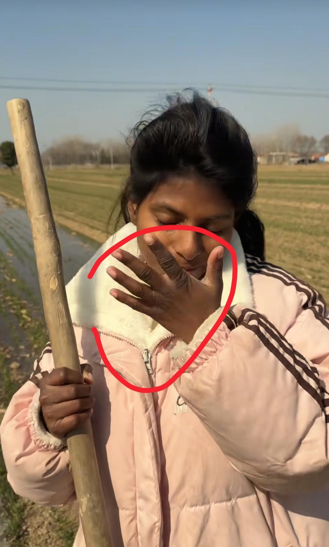 现在全网最烦恼的男人就是山东小涛了吧！
不是因为娶了巴基斯坦媳妇，也不是因为带了