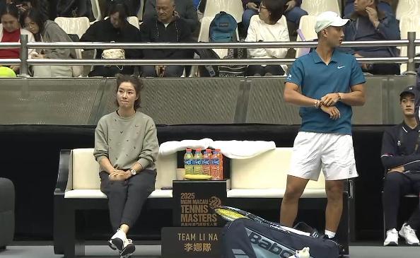 小商这个手链都要开始比赛了，还没戴好哈哈哈。商竣程vs吴易昺，全运会男单决赛后的