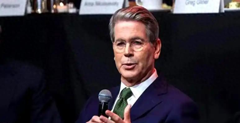 他不仅给中国贴上了“不可靠”的标签，还公开指责我们在中东局势紧绷时“囤积石油”并