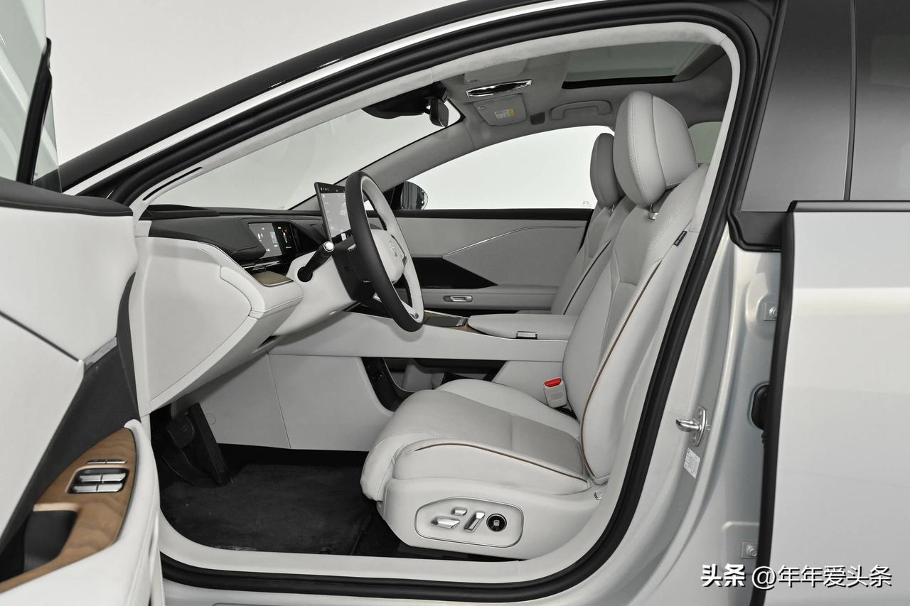 堵在高速路上？正好！把天窗打开，音乐调大，堵车也能是场个人演唱会。

别老盯着排