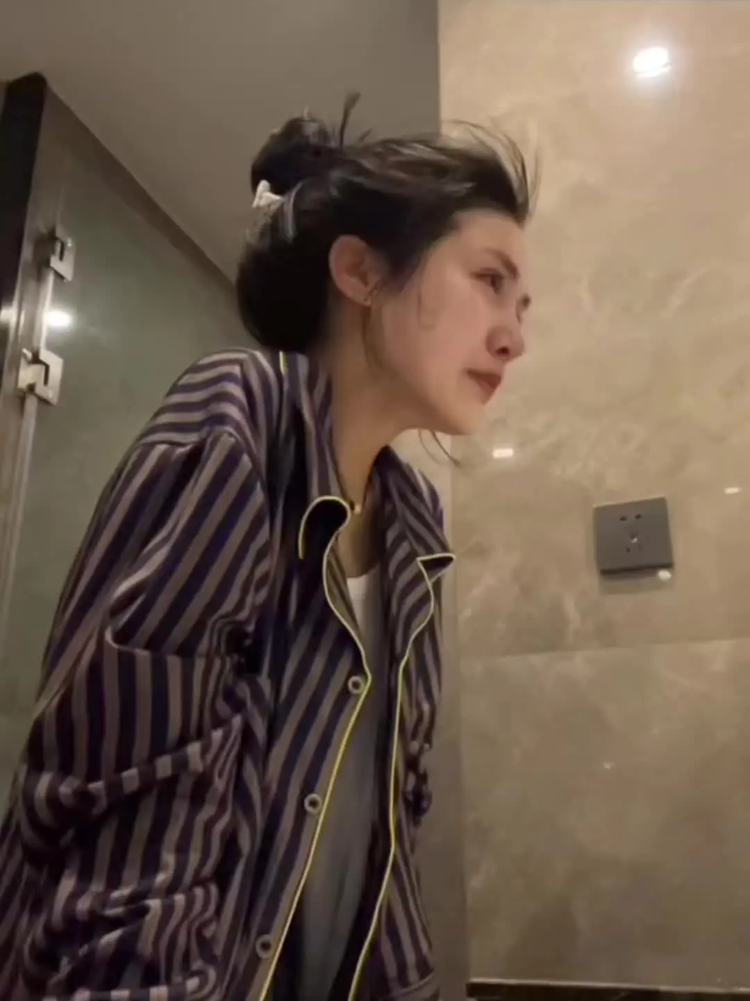 不是很明白 为什么上天赋予我爱笑的性格却又给了我最难过的经历…