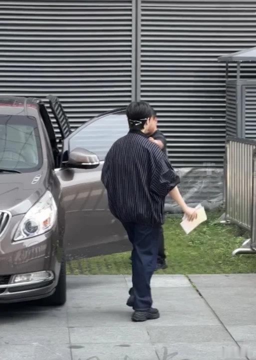 尤长靖手机掉了哈哈哈哈尤长靖的手机怎么也这么可爱！！尤长靖上车手机下车尤长靖都上