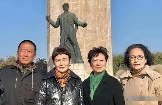 四位老戏骨同框，左一是凭借电视剧《人世间》一举成名的丁勇岱；左二是娜仁花，70年