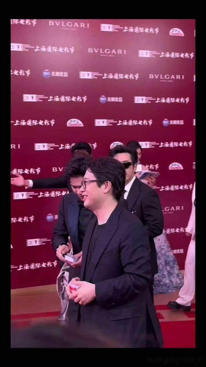 张若昀发完名片发工牌张若昀给刘昊然发工牌 新鲜片场物料曝光，张若昀挨个发放名片，