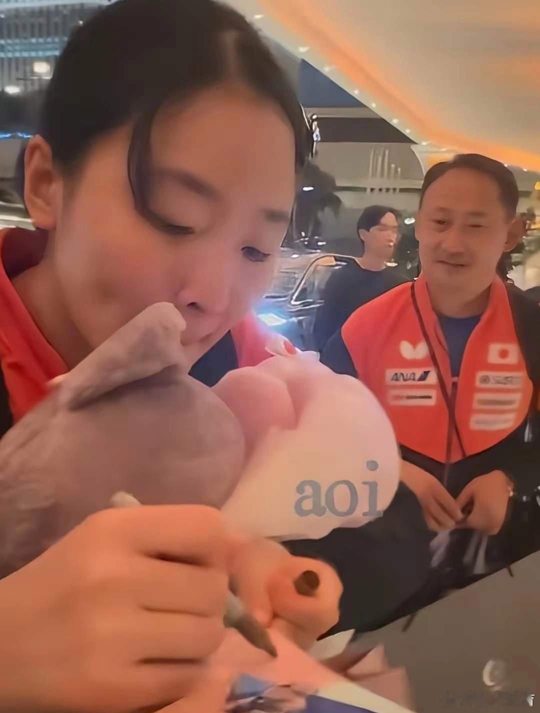 大伙有没有留意到, 在比赛里面, 哪怕是张本美和取得了胜利, 她的父亲张本宇也鲜