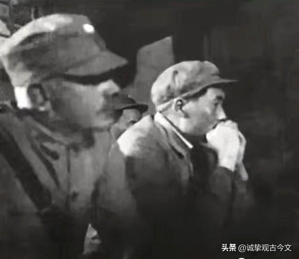 这是1938年，延安的露天小广场，白求恩刚刚来到陕北和大家一起看电影时，用自己的