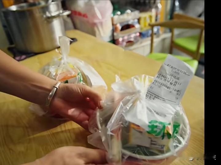 毕业后备战两年考研，自习室离食堂有两公里，来回要半小时，根本没时间折腾，更别提吃