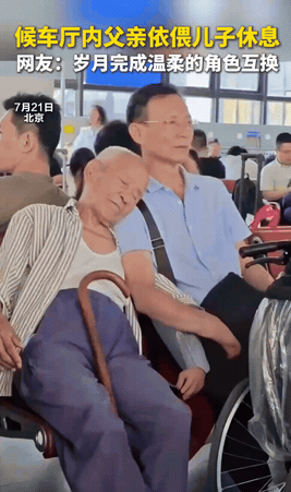 “上新华社了！”北京一侯车厅里，一对父子正在等车，时间一久，年迈的父亲熬不住了，