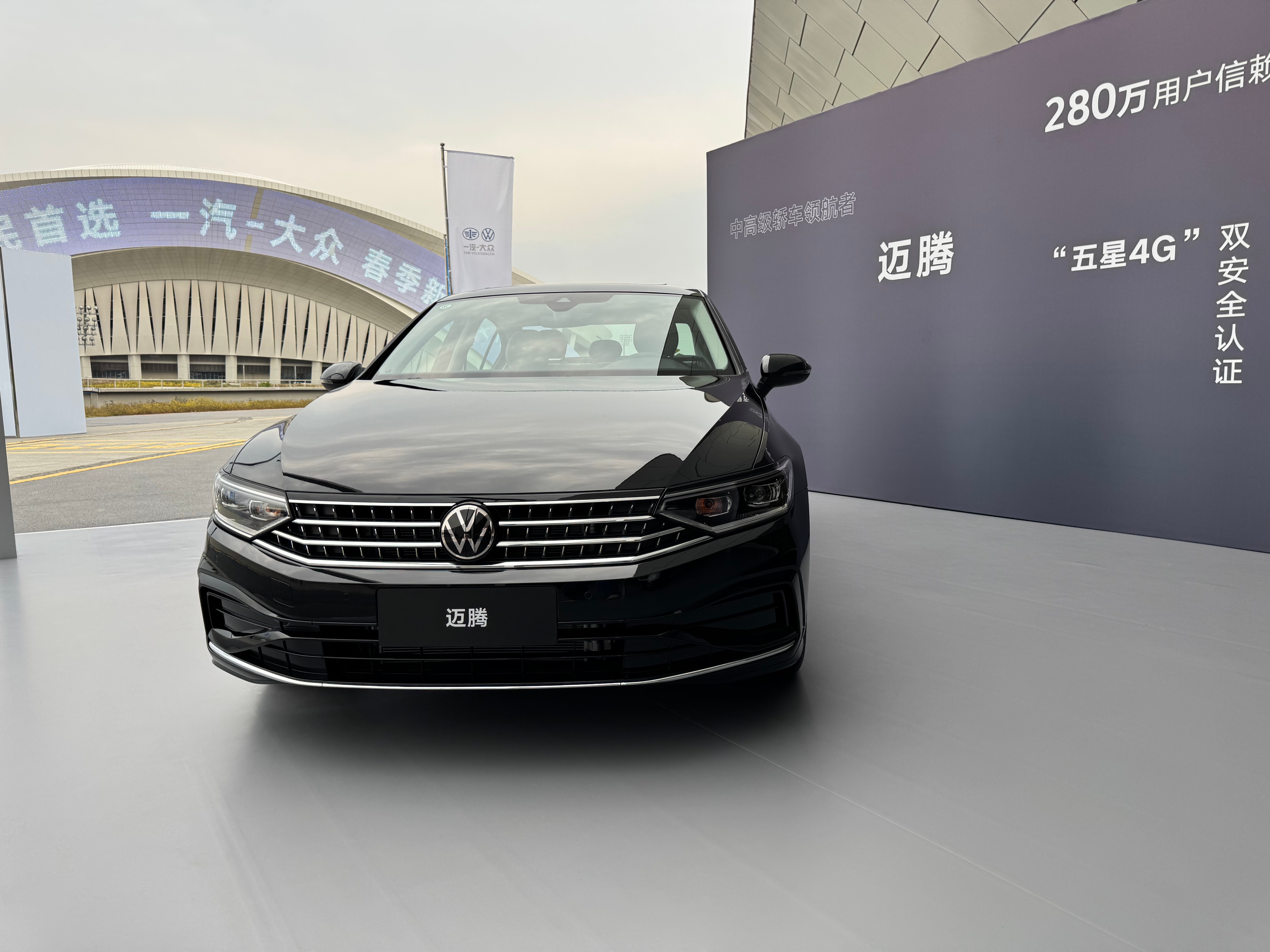 新迈腾35周年版 17.99万更新了15寸中控大屏+11.6寸副驾娱乐屏，还添加