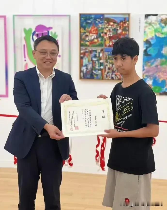 郑钧的儿子被吐槽长得不如父亲，妈妈刘芸赶紧又发了几张孩子的照片补救。
但是实话实