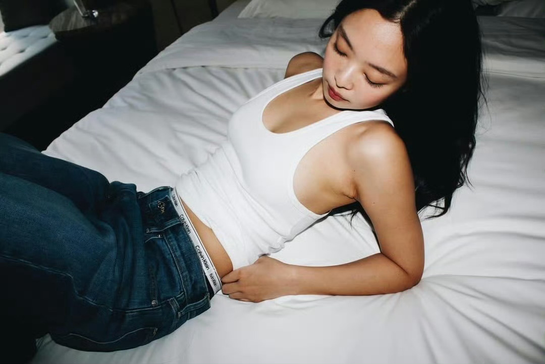 Jennie这个姿势好标准