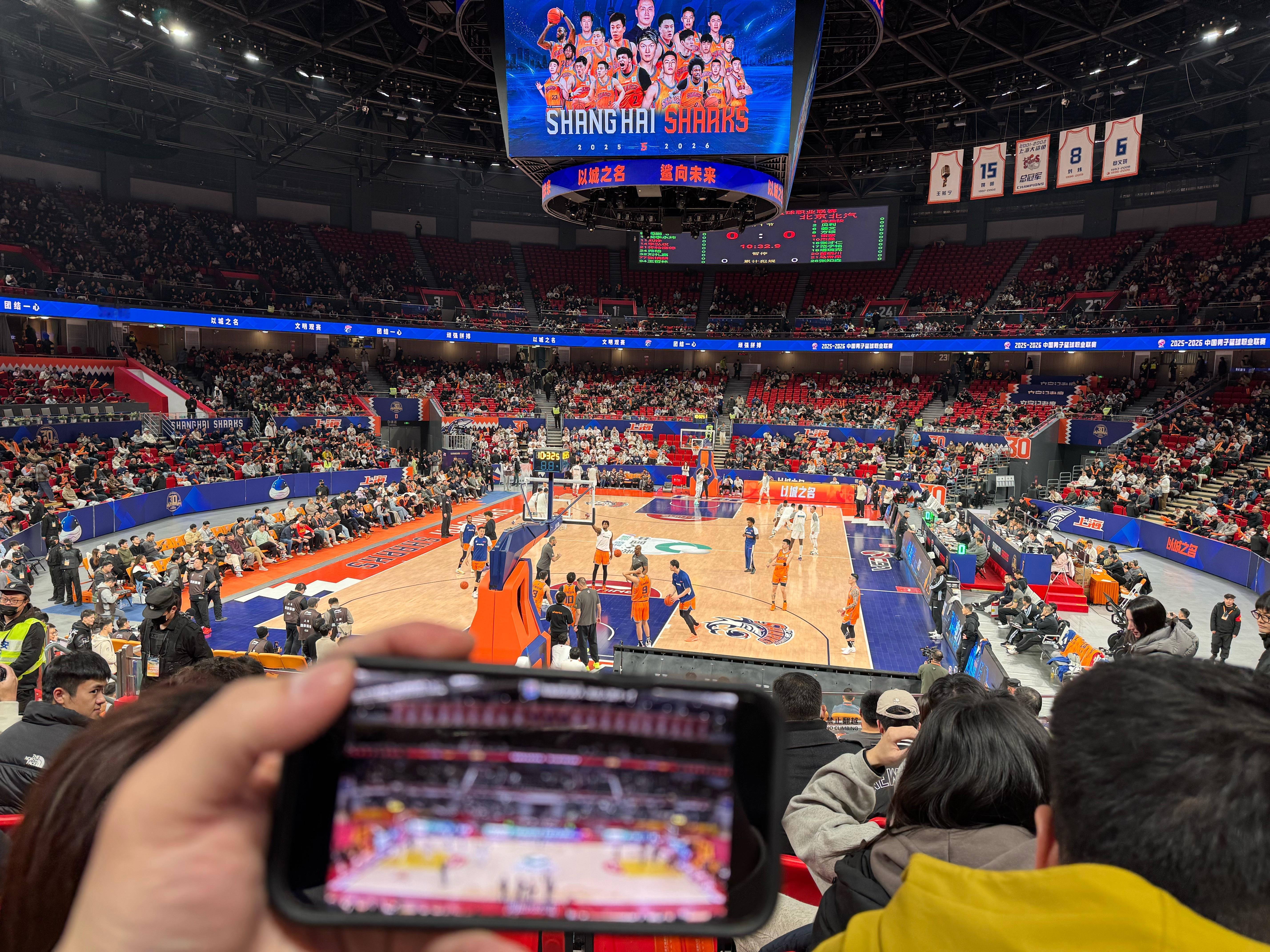 今天又是双屏观看的一天辽宁男篮上海久事大鲨鱼 上海·上海体育馆