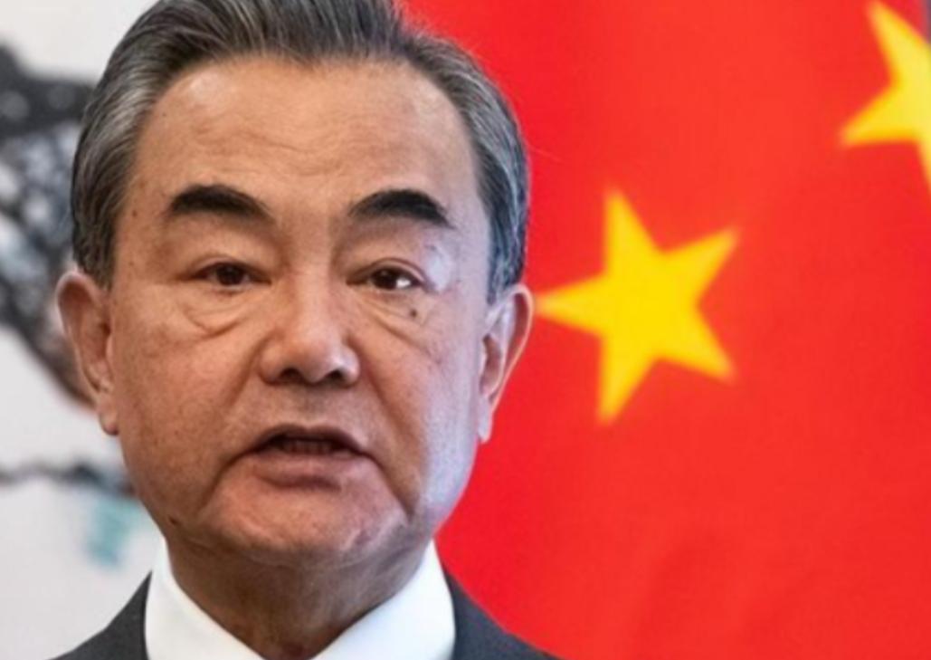 中方已做好准备应战，美国硬逼中国交1750亿罚款，王毅强势还击！这次美国彻底不藏
