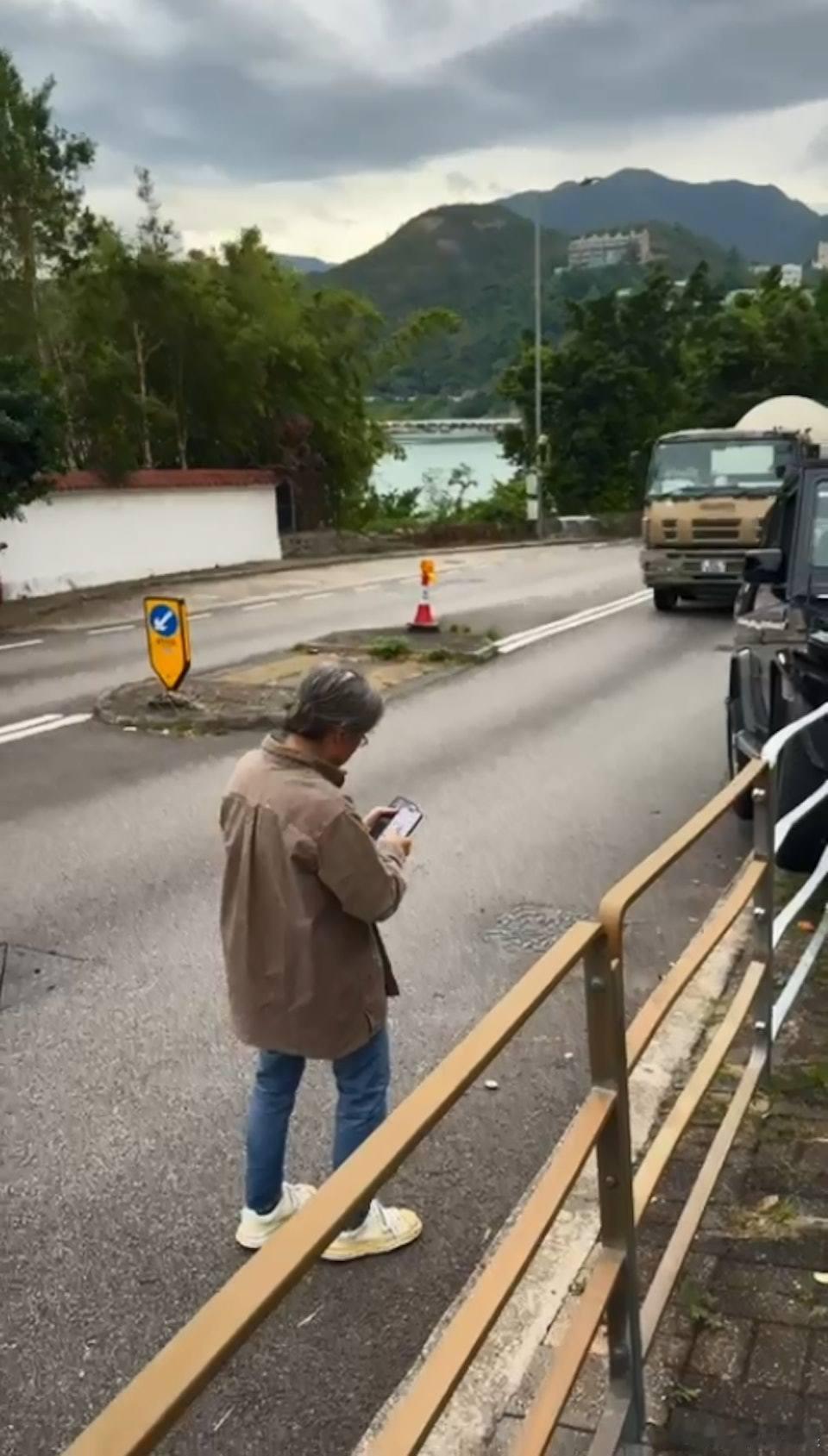 据港媒，11日中午一辆越野车沿香岛道东行，往香叶道方向，司机报称期间一只狗突冲出