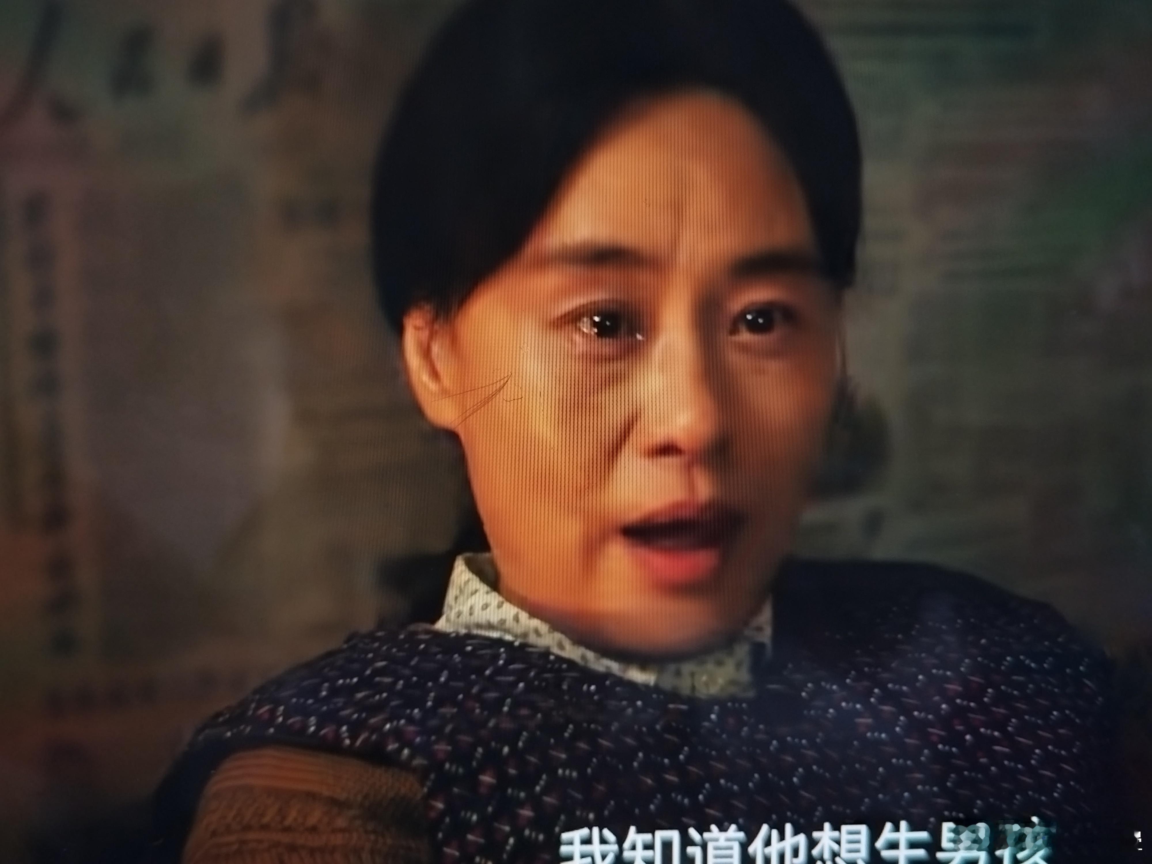 红狼已经很老了女主姐妹们小时候的妈演员也太老了，不合适，哪儿像刚生三个还要生三个