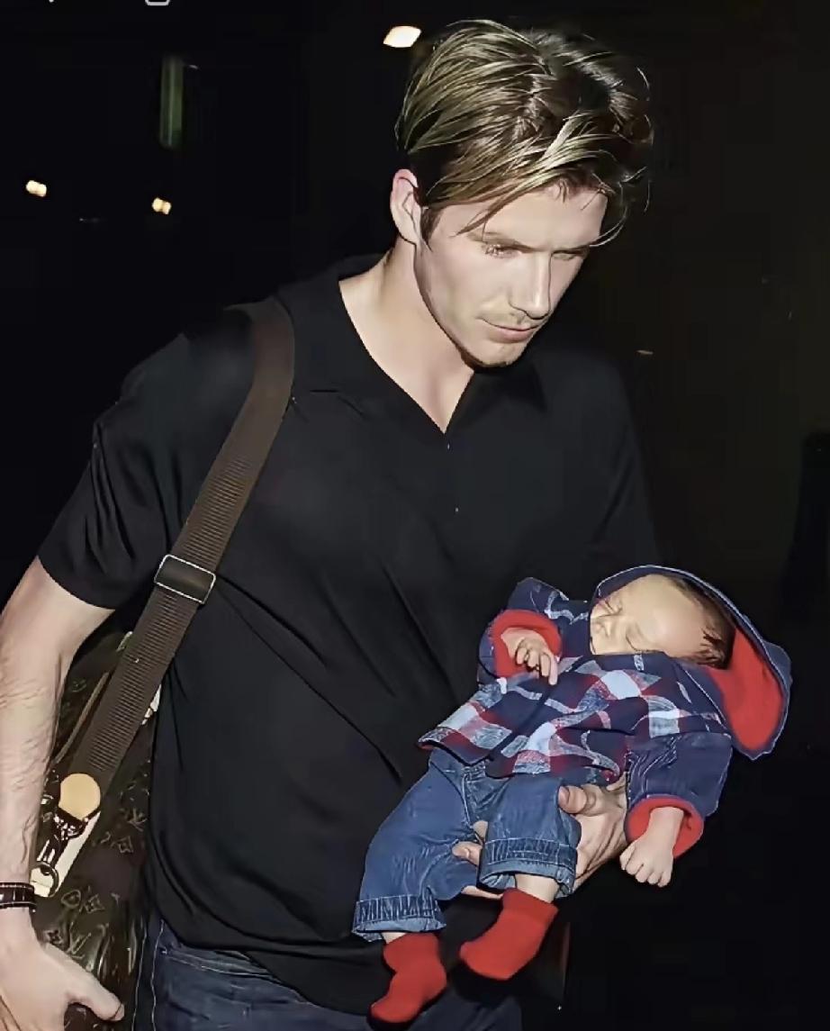 侧颜绝杀的小贝，低着头都迷晕一片。
他想不到手里抱的这枚小炸弹，若干年后，竟把家