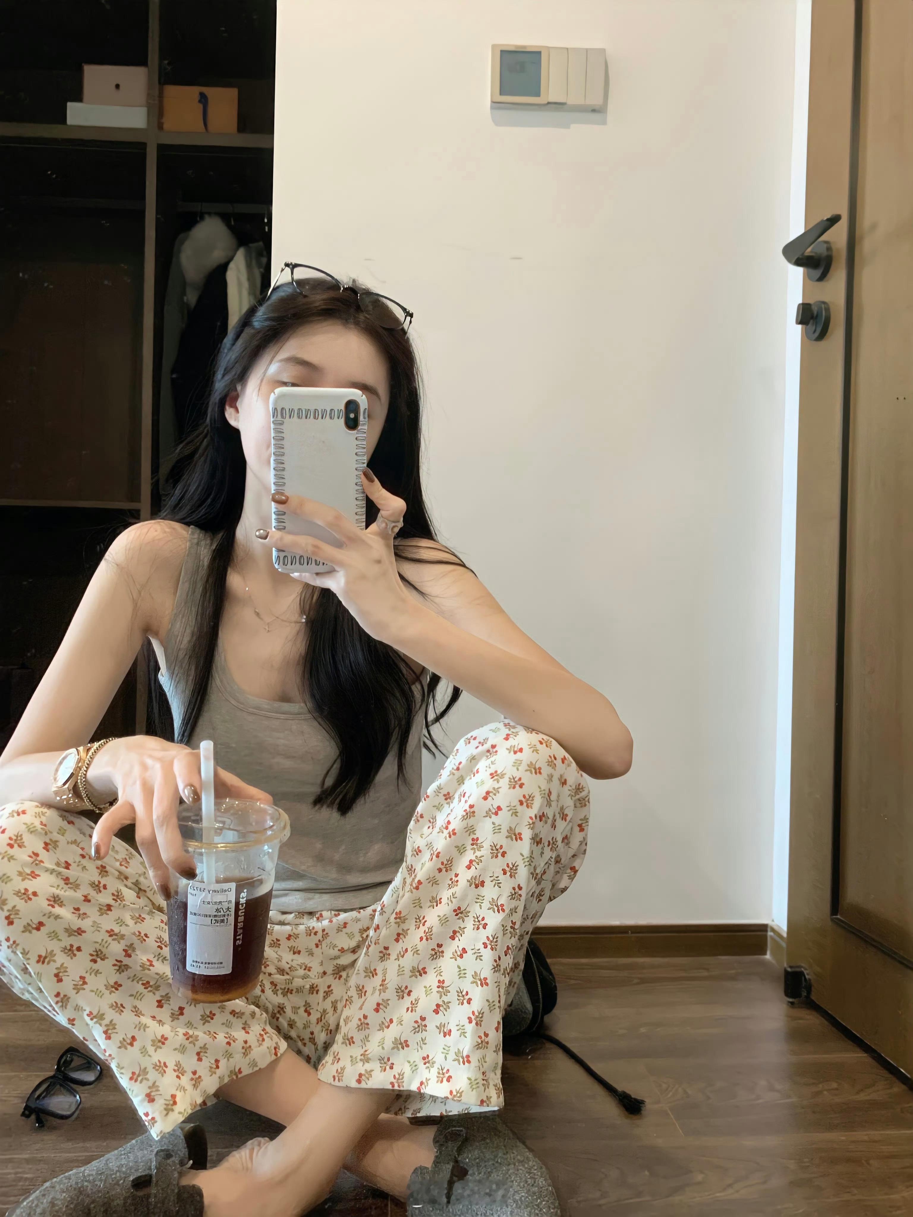 好看的小姐姐和知名互联网大V大彬子一样还在用iPhone Xs。 ​​​