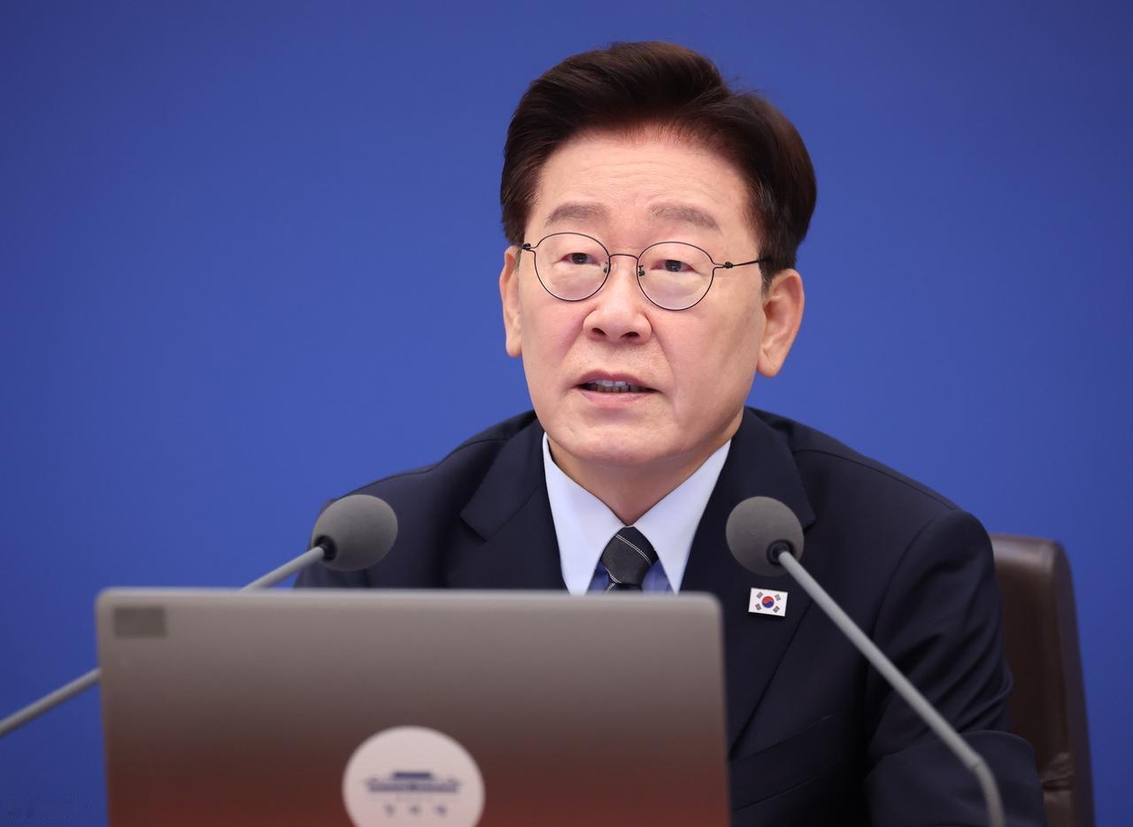 青瓦台这次的辟谣，保质期只有 24 小时。

前一天刚说完“韩国将出兵霍尔木兹海