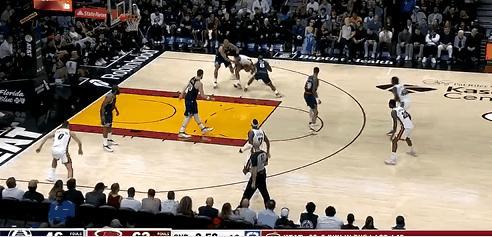 快船分分钟被打花，哈登带不动这帮人，没有一点进攻空间，鲍威尔上篮打进20:2
