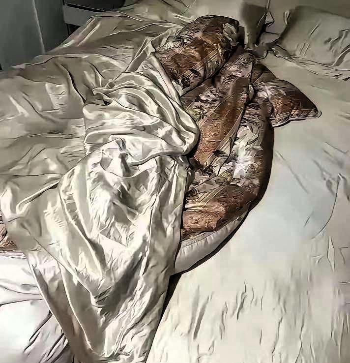 浙江一女子花六千多买的真丝被睡感舒适，没想到昨天晚上关了灯看，被子表面竟泛着奇怪