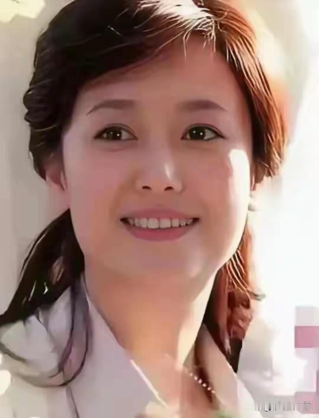 她是90年代全民女神，红遍大街小巷，如今你还记得她吗？
五官周正，慈眉面善面带微