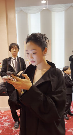 白百何拿三个手机回消息 白百何的工作状态真的很有感染力，三个手机同时在线，却能有