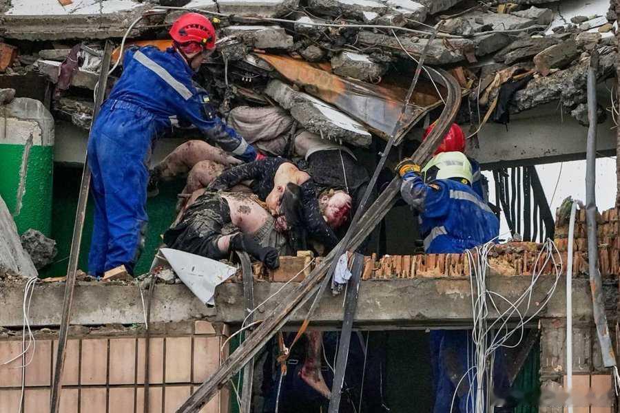 俄乌战争 美联社驻基辅首席摄影记者埃弗雷姆·卢卡茨基发布了一张基辅遇袭后的照片，