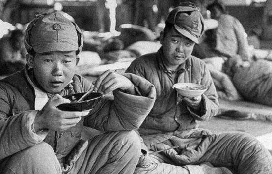 淮海战役时发生的神奇一幕，全连战士都牺牲之后，指导员竟然带着俘虏继续战斗，这是什