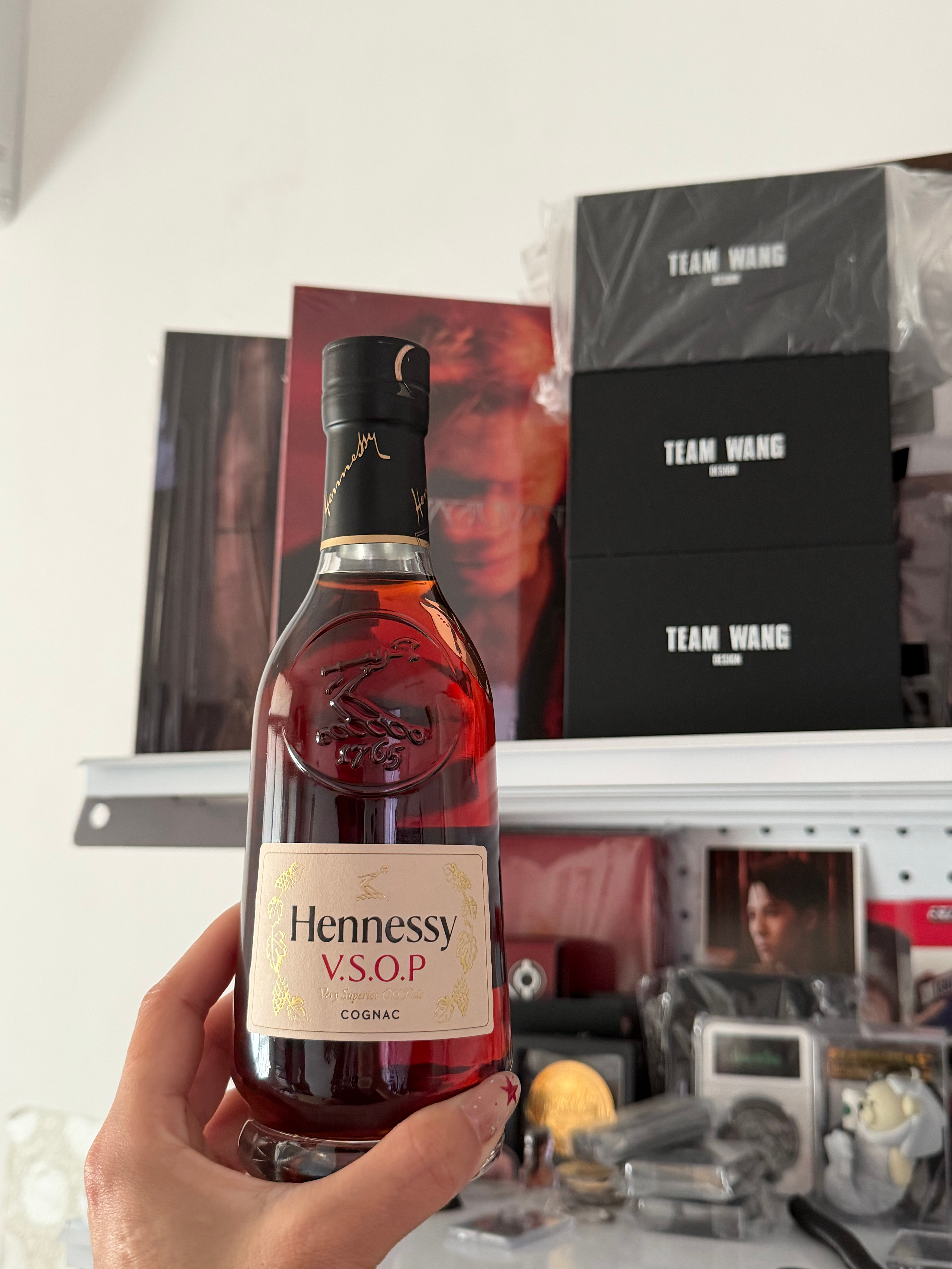 轩尼诗不语 一味地亲亲瓶送到我手中感谢❤️轩尼诗品牌全球代言人王嘉尔