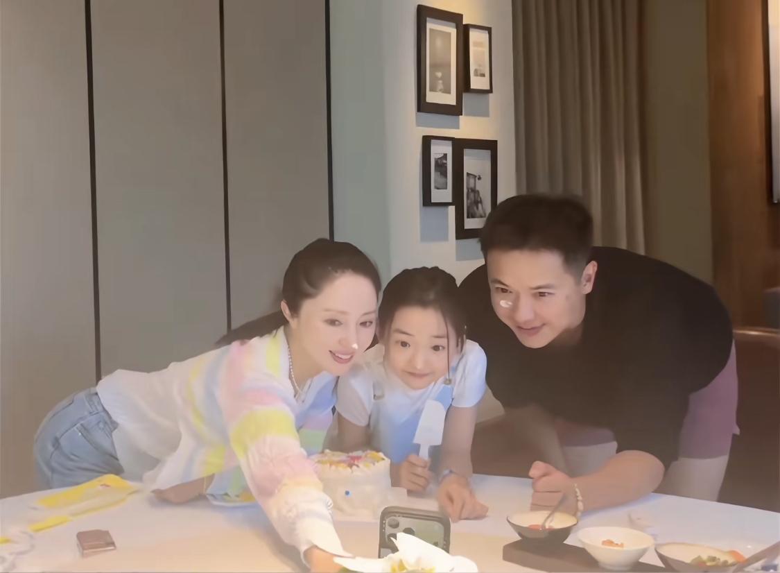小酒窝十岁生日，董璇与前夫同框为女儿庆祝。估计当天张维伊也在，拍照合照的就是他。