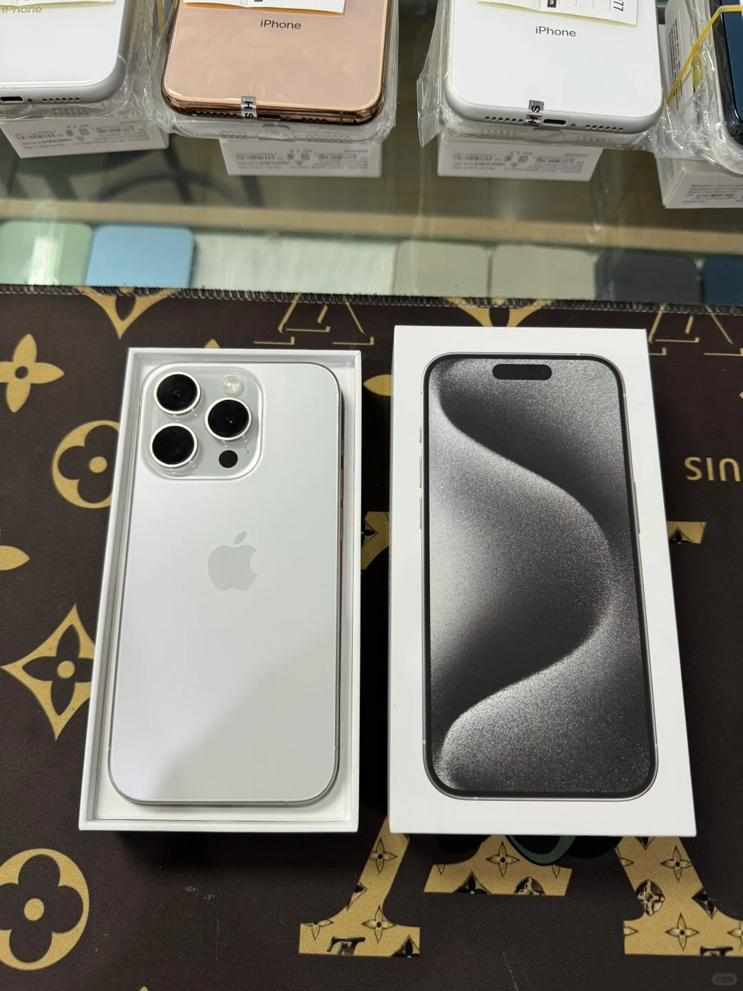 苹果15Pro 白色256G国行原装正品 98-99新