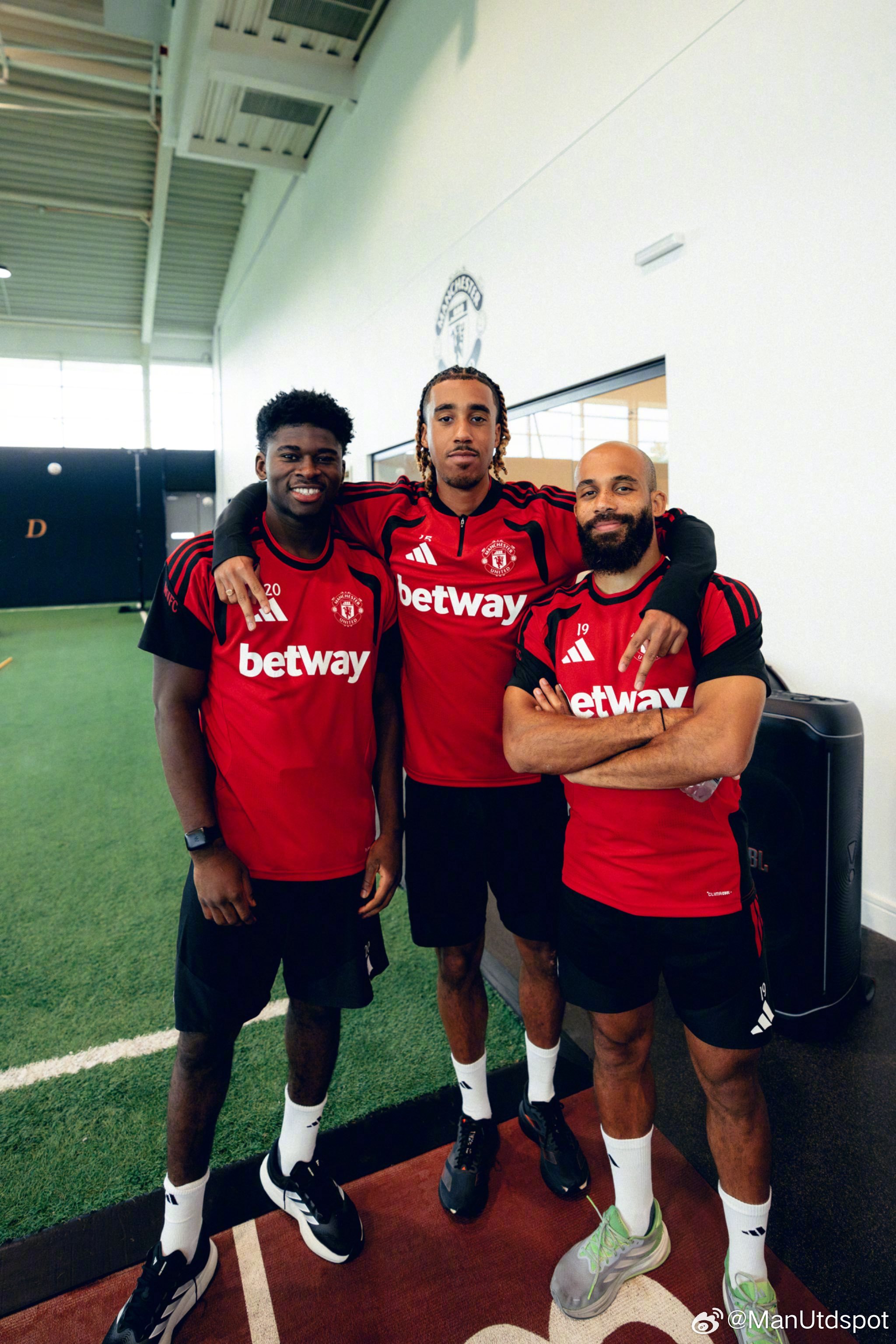 Football friends! 😍巴莱巴的前里尔队友约罗，喀麦隆国家队队友