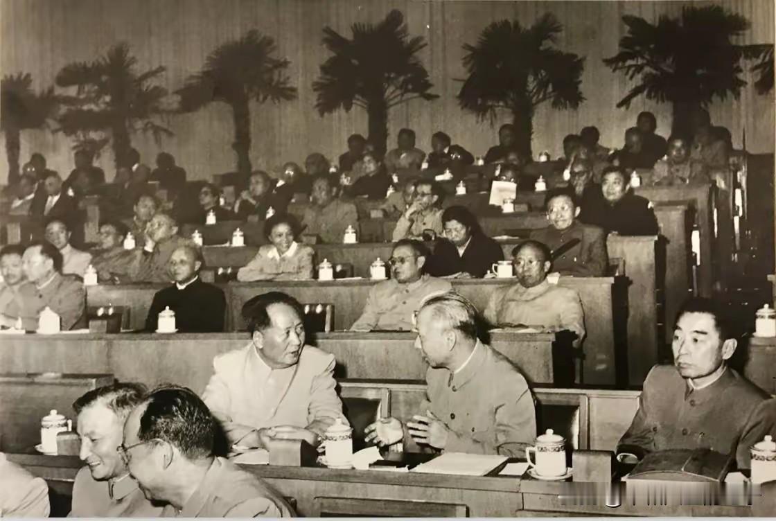 1956年9月15日至27日，中国共产党第八次全国代表大会在政协礼堂隆重召开。上