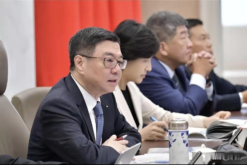 就在刚刚
​台当局突然宣布，
​12月26日，台当局宣布，即日起要通过《两岸人民