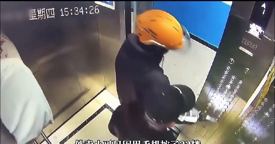 外卖员不是底层？那为什么总是被欺负！

事情的起因是某外卖小哥只因在电梯里用