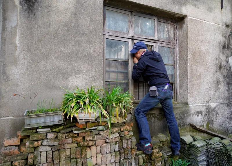 非法进入民宅的人被打伤是否犯法得看具体情况。要是房主出于正当防卫，在合理限度内反