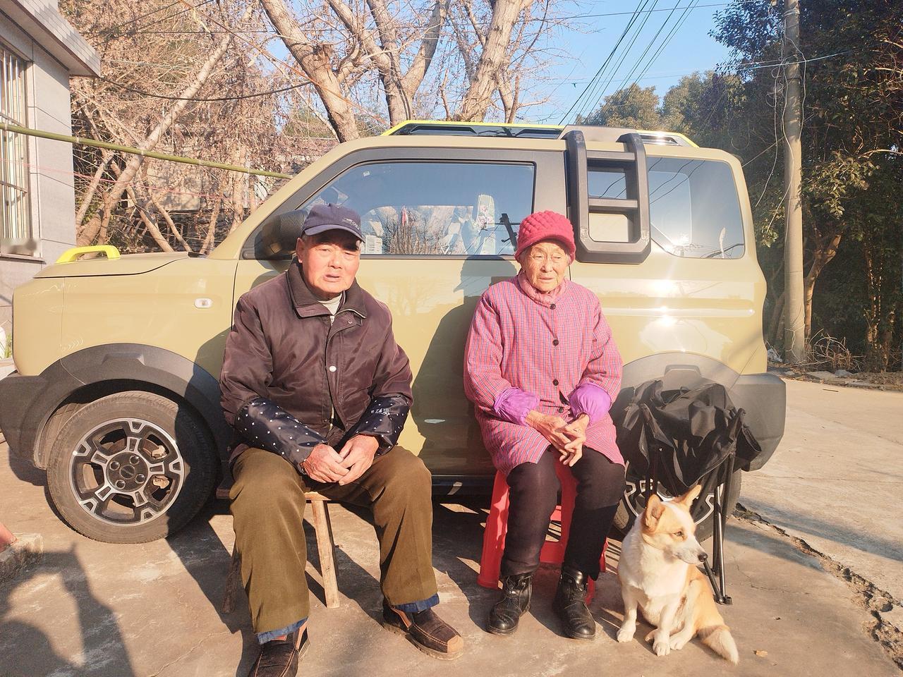 阳光是最温暖的礼物，八十九岁与八十五岁的爱情，在冬日里晒得暖烘烘。