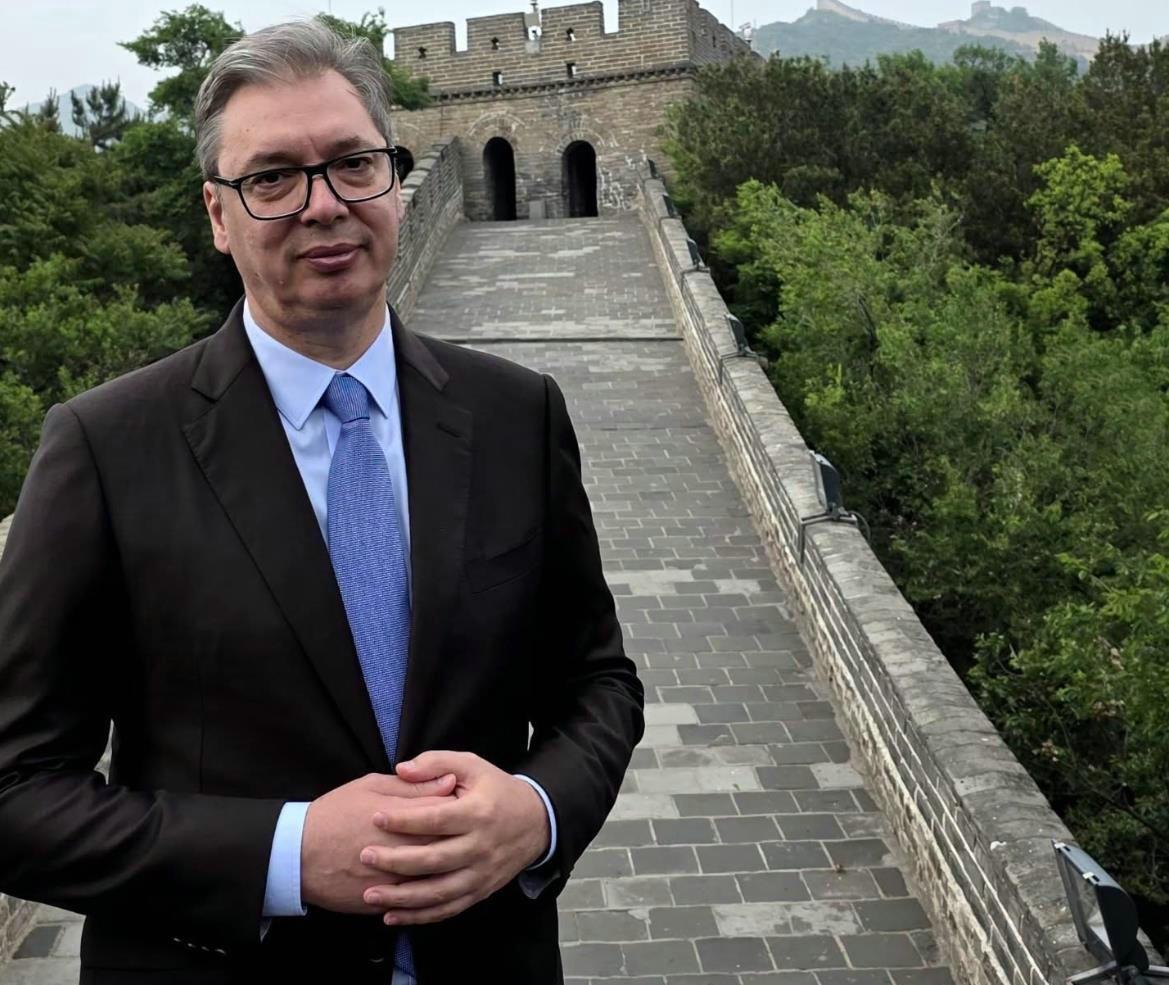 国内数万民众抗议、扬言或将辞职，武契奇为何执意访华？
 
一国元首在外推进最高规