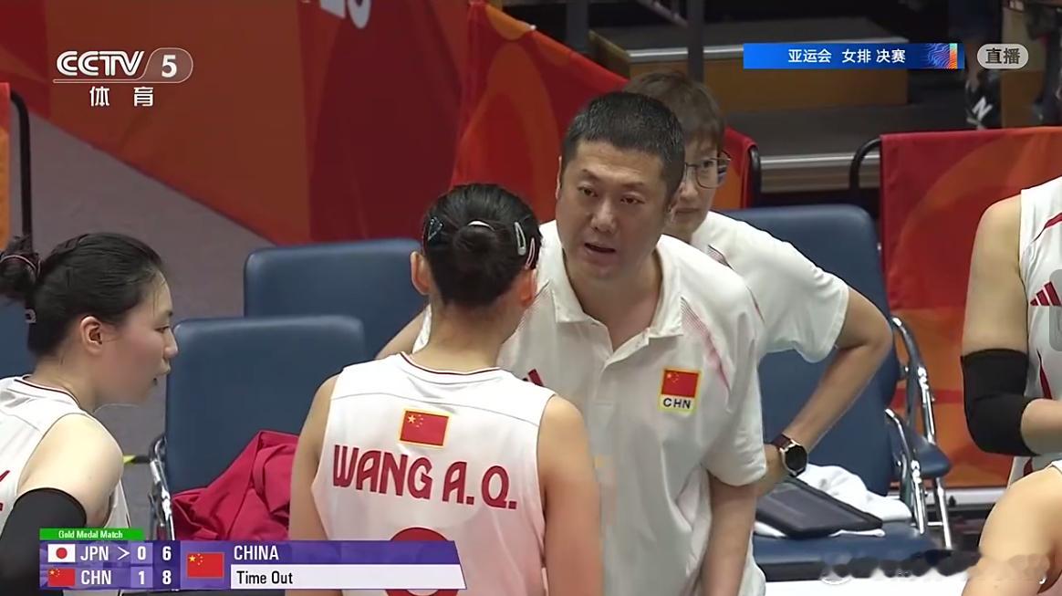 勇哥暂停很及时，稍有追分势头，马上暂停。中国女排vs日本女排中国女排亚运会 ​​