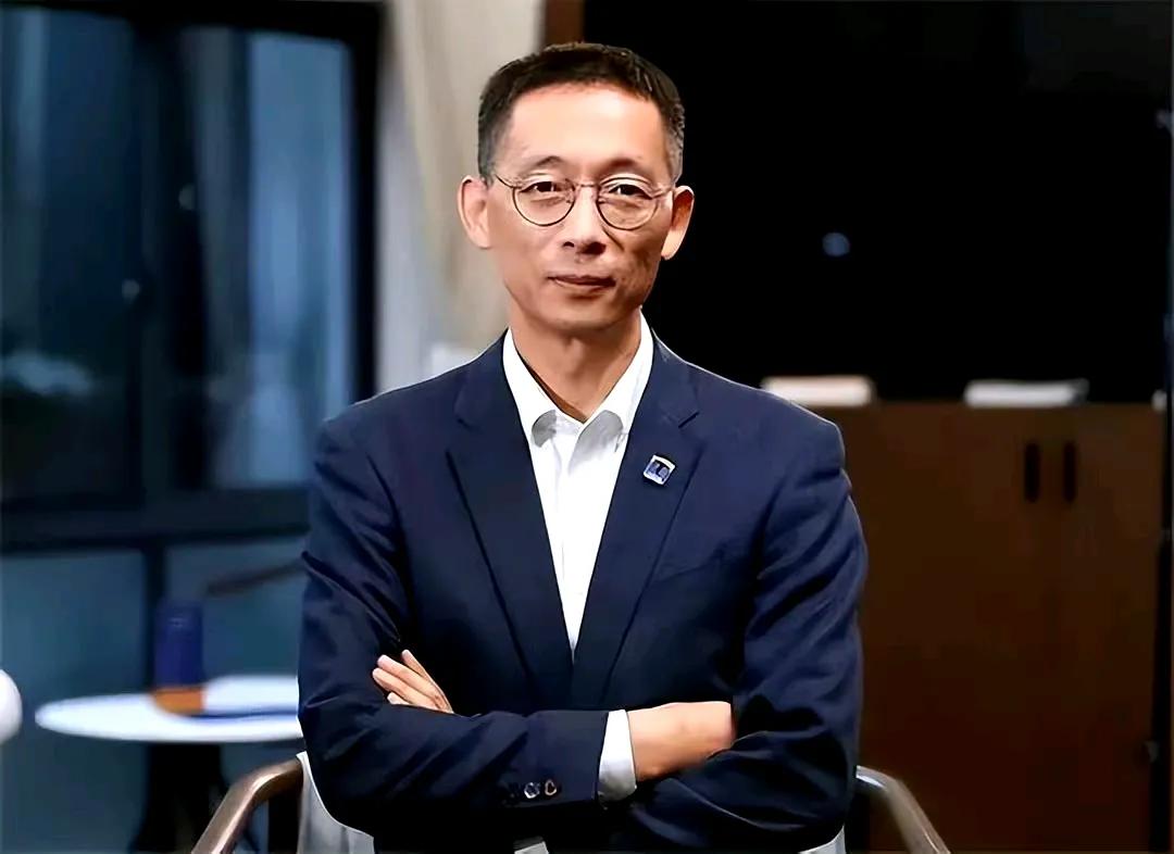 中科院院士施一公就身处于美国硅谷的华人群体，进行了评论：“他们宁愿在美国平庸，也